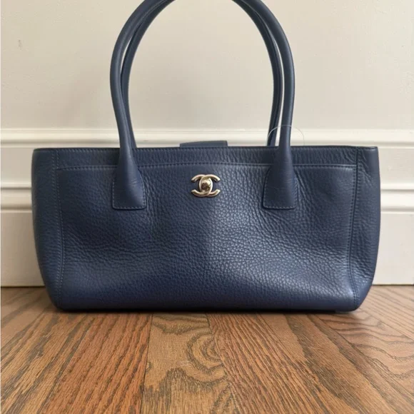 Elegant AUTHENTIC CHANEL Blue Leather Tote Bag - Picture 4 of 5